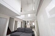 《リビング》吹抜が自然光と風を効率よく取り込み、晴れた日は室内も明るく電気代の節約にも♪