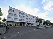 《菊水小学校》お子様も無理なく安心して通うことができます。 750m