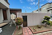 《シャッター付き車庫》電動シャッター付きの車庫があり、大切なお車を雨や雪から守ってくれます。