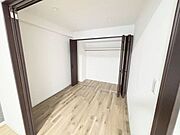 《洋室3》リビングと隣接するお部屋です。大きめのクローゼットがあり、すっきり収納可能！