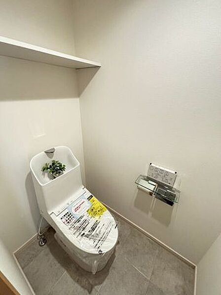 《トイレ》ウォシュレット付きトイレです。上部棚あり!ストック品や掃除用品の収納に♪