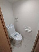 《トイレ》ウォシュレット付きトイレです。白を基調としたシンプルで清潔感のある空間です。