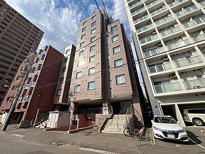 外観:《外観写真》・札幌市電「資生館小学校前」駅 徒歩4分・地下鉄南北線「すすきの」駅 徒歩8分・地下鉄東西線「西11丁目」駅 徒歩10分便利な立地の10階建てマンションです。 外観:《外観写真》・札幌市電「資生館小学校前」駅 徒歩4分・地下鉄南北線「すすきの」駅 徒歩8分・地下鉄東西線「西11丁目」駅 徒歩10分便利な立地の10階建てマンションです。