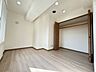 洋室：《洋室1》リビング横のお部屋。シンプルな内装でお好みの雰囲気に合わせやすい！