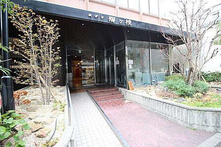 ■エントランスには、お年寄りの方やベビーカーの方にも嬉しいスロープがございます♪