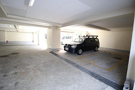 ■マンション敷地内に駐車場がございます♪