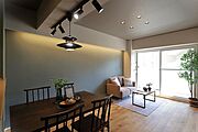 ■バルコニーに面した明るいリビングです♪ソファーもテーブルもゆったりと置いて頂けます♪