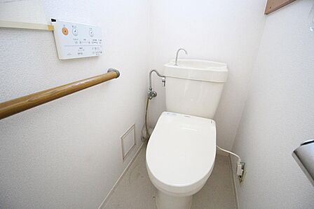 ■お手洗いには手摺が設置されております♪