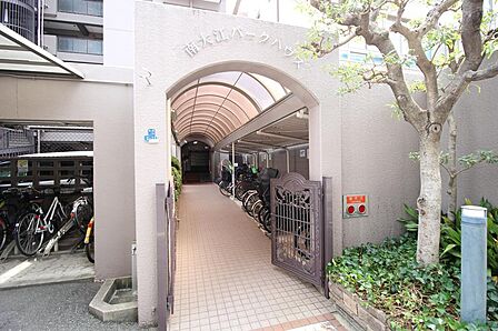 ■エントランスには、お年寄りの方やベビーカーの方にも嬉しいスロープがございます♪