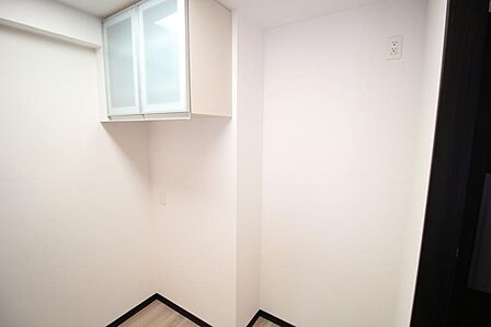 ■キッチンの背面には吊戸棚がございます♪
