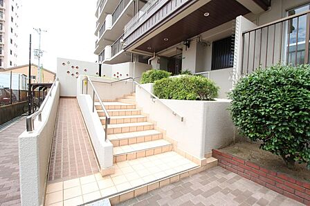 ■エントランスには、お年寄りの方やベビーカーの方にも嬉しいスロープがございます♪