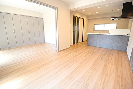 ■隣のお部屋の扉を開放しリビングとして広くお使い頂く事も可能です♪