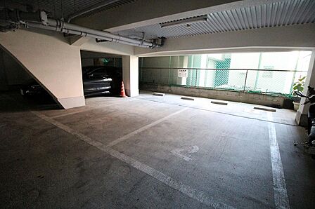 ■マンション敷地内に駐車場がございます♪
