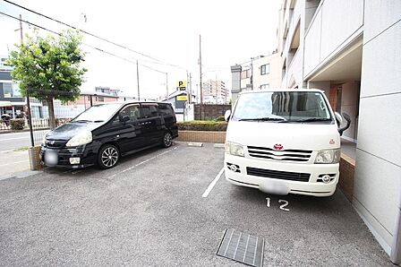 ■マンション敷地内に駐車場がございます♪