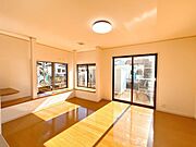 【リフォーム完成/即入居可能】リビングの写真です。フローリングはクリーニングとワックスがけ、壁天井はクロス張替を行いました。南側と東側に窓があり、陽の差し込む暖かくて明るいおうちになりますね。