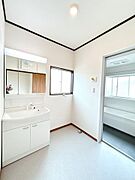 【リフォーム完成/即入居可能】洗面化粧台はパナソニック製の新品に交換しました。三面鏡の裏側はすべて収納になっています。洗面ボウルは底が平らなので、つけ置き洗いなどの家事でも活躍します。