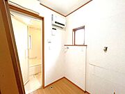 【5/25現在リフォーム中】洗面所の写真です。洗面化粧台は交換、クッションフロアや壁のクロスはすべて張替えを行います。