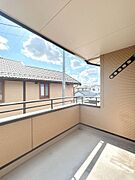 【現況販売中】バルコニーの写真です。南面にございますので、お布団などもよく乾きそうですね。