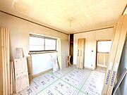 【5/29現在リフォーム中/6月上旬完成予定】2階西側洋室の写真です。こちらもフローリング上張り、壁天井クロス張替、建具交換、クローゼット変更などを行います。全室6帖以上のゆったりしたおうちです。