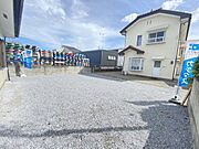 【リフォーム完成】駐車場別角度の写真です。縦並列3台駐車可能なスペースが備えられています。敷地内や駐車場はお手入れの手間や使い勝手を考え、目の細かい砂利を敷き込みました。