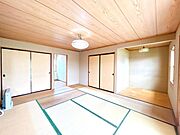 【一部リフォーム中】2階和室の写真です。約10帖の広さがありますので、ゆったりとお使いいただけそうですね。