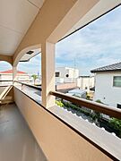 【6/1撮影リフォーム中】ベランダのお写真です。こちらは外壁と一緒に塗装を行います。南面のベランダですので陽当たりがよく、お布団なども乾きそうですね。