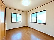 【6/4現在リフォーム中】洋室の写真です。弊社で壁と天井のクロス張替を行います。