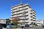真栄マンション上脇の外観（南東側から）