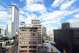 広がる空と都心を望む、開放感ある眺望