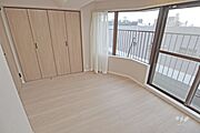 北側洋室約5.4帖バルコニーに繋がる採光部が広く日当たり良好。