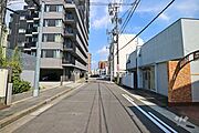 敷地北側の前面道路（西側から）