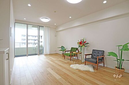 LDK16.6帖です。南側バルコニーに面した明るい室内です。