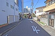 物件の南側前面道路（東側から）［2026年3月12日撮影］