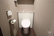 トイレです。落ち着くグレーのクロスが採用されています。