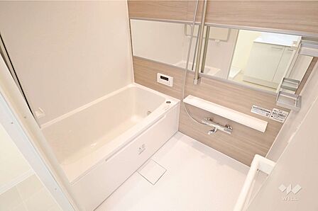 横長の鏡を設けた開放感ある浴室。視線が広がり、空間をより広く感じられるのが魅力です。身だしなみの確認もしやすく、使い勝手とデザイン性を兼ね備えた快適なバスルームです。