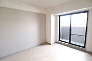 北西側洋室約6.7帖ベッドや机を置くスペースが十分にあります。窓も大きく光がしっかりと入ります。