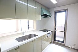 キッチンには便利な勝手口付き!