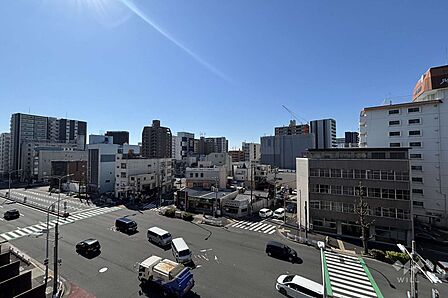 バルコニーからの眺め(南東方向)大通りに面しており日当たり良好です。