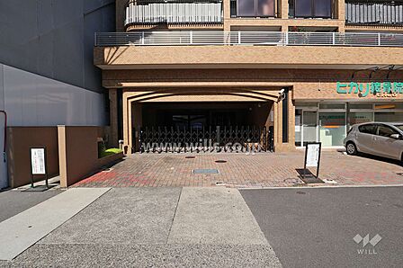 敷地南側の前面道路(西側から)