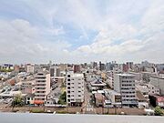 最上階ですので、さえぎる建物がなく、日当たり、通風良好です。周辺の建物からの目線も気にならなさそうです。お洗濯物もよく乾きそうです！