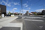 物件の東側前面道路（南側から）
