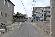 物件の北側前面道路（西側から）［2026年4月26日撮影］