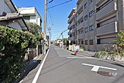 敷地西側の前面道路（南側から）