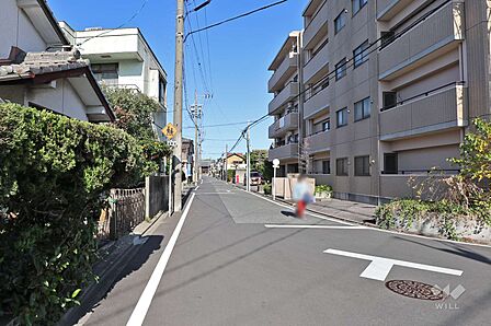 敷地西側の前面道路(南側から)