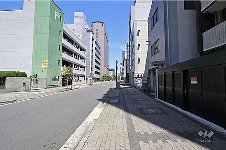 敷地北側の前面道路(西側から)
