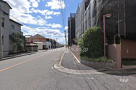 敷地東側の前面道路(北側から)
