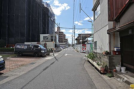 敷地西側の前面道路(北側から)