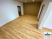 リビングには、温かみのあるフローリングを採用。自然光を柔らかく反射し、お部屋全体に明るく心地よい空間を演出します