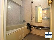大理石調で落ち着いた雰囲気の室内。ゆったりとバスタブに浸かって、1日の疲れを癒してください