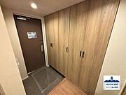 こちらの玄関には十分な収納スペースを完備しており、靴や傘などをすっきり整理できるため、いつでも整理整頓された空間を保つことができます♪